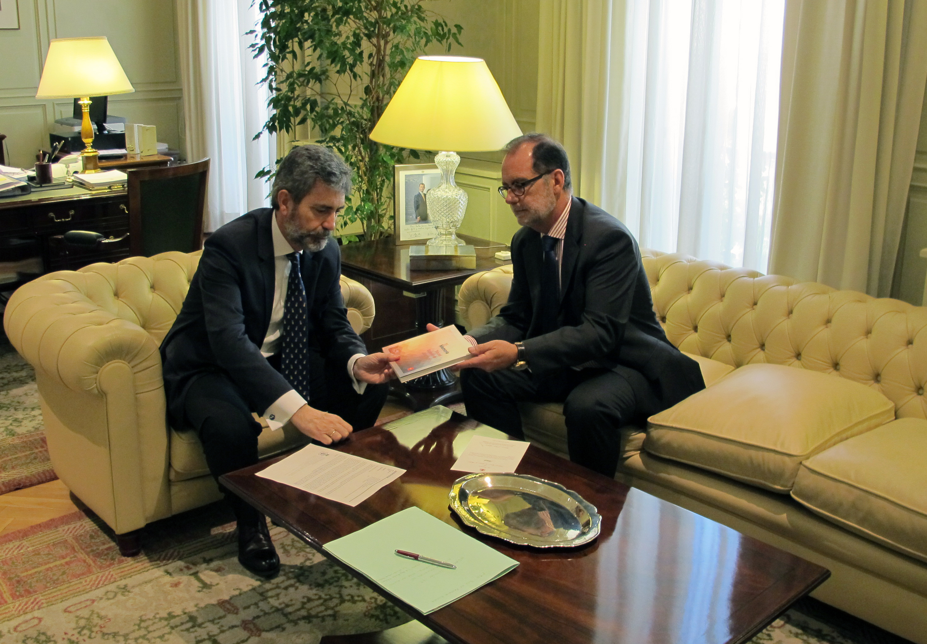 El presidente del TS y CGPJ, Carlos Lesmes, y el presidente del TSJM, Francisco Vieira, conversan en un momento de la presentación de la Memoria 2015 del tribunal madrileño
